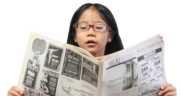 英字新聞を読むバイリンガルの女の子