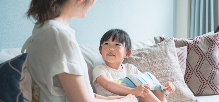 母親と日本語で話す子ども