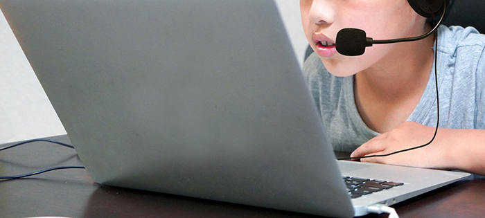 画面の向こうの英会話教師のレッスンを受ける子供の受講生